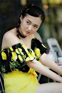 且趁余花眸一笑无错版