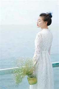 且趁余花眸一笑已完结版