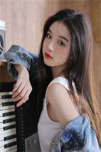 她踏碎星河寻觅光篇章